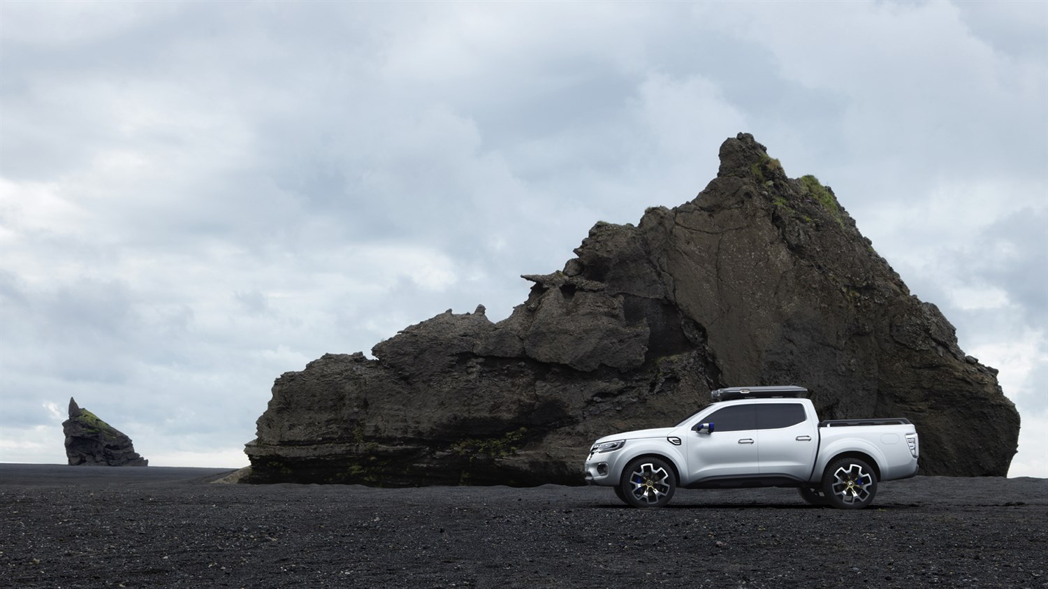 Renault ALASKAN Concept Car Exterior Design Side View